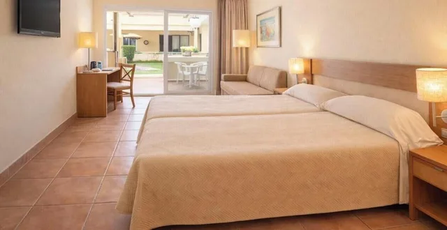 غرفة عائلية بإطلالة على الحديقة بشرفة، RH Casablanca 2/4