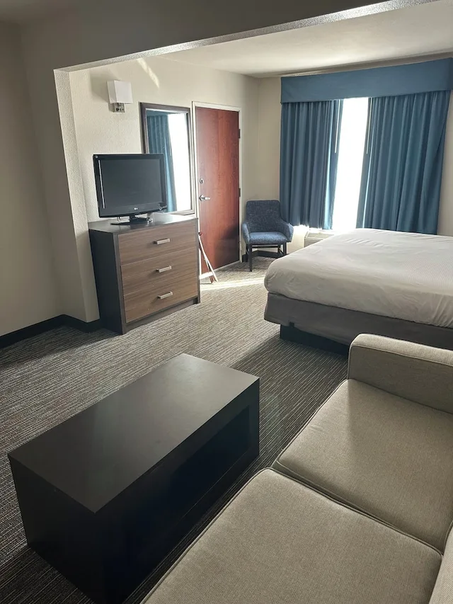 غرفة قياسية بسرير كينج، Wingate by Wyndham Southport 4/8