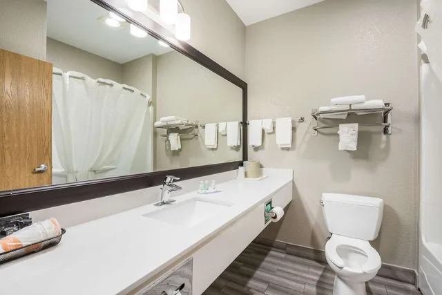Room, 2 Queen Beds, Quality Inn & Suites Lodi I-90 4/4