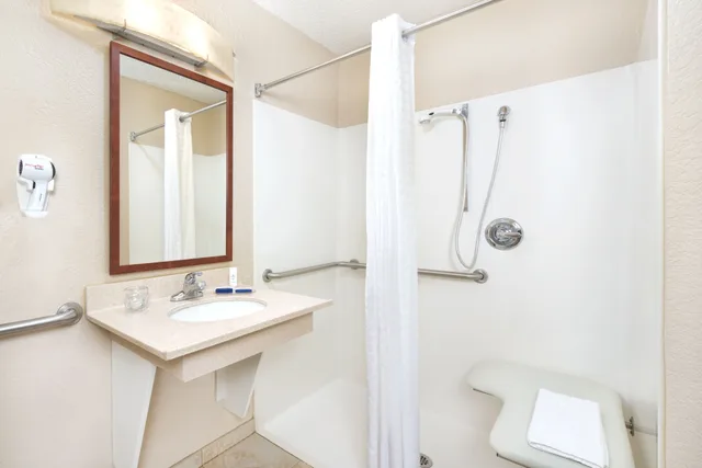 جناح بسرير كينج بغرفة نوم واحدة بحوض استحمام لذوي الإعاقة، Candlewood Suites Kenosha 5/5