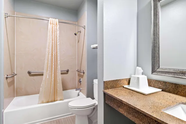 غرفة رباعية، Econo Lodge Inn & Suites Channelview - Houston East 3/3