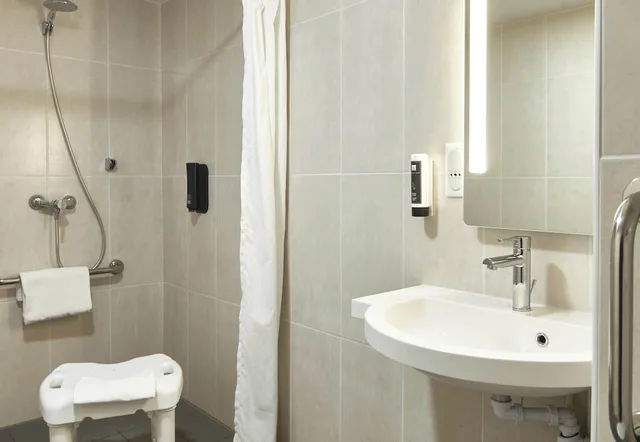 غرفة بسرير مزدوج لذوي الإعاقة، B&B HOTEL Paris Igny Palaiseau 4/4