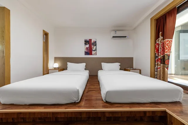 غرفة يابانية بسريرين منفصلين بأرضية تاتامي، Homeward Mountain Hotel 1/3