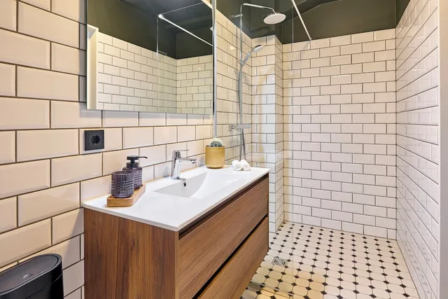 غرفة عائلية بسريرين كوين بحمام خاص مع أريكة، Kex Hostel Reykjavík 10/10