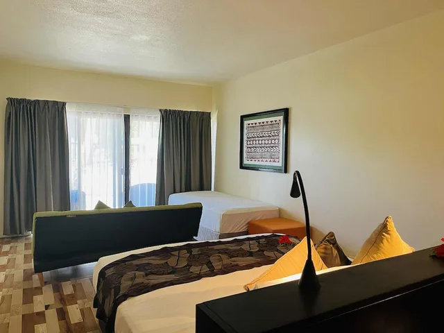 غرفة بسرير كينج وسرير فردي بإطلالة على البحر، Mana Island Resort 4/10
