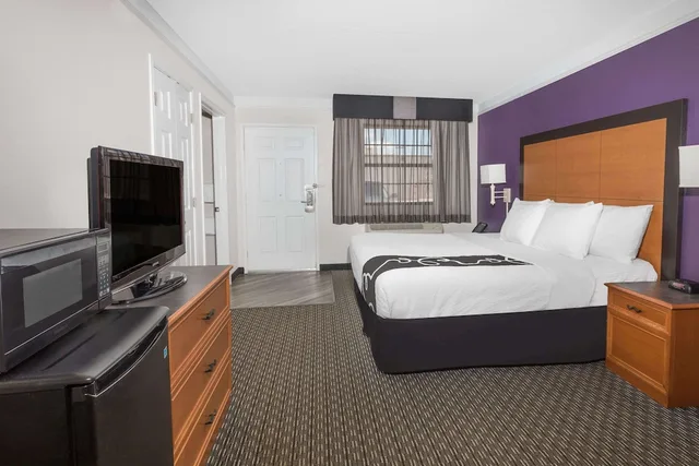 غرفة بسرير كينج لذوي الإعاقة، Baymont By Wyndham Greenville Woodruff Rd 4/10