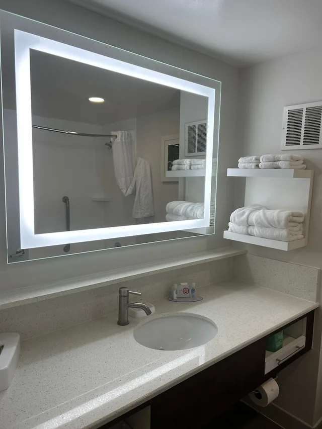 Standard, King Bed, Comfort Inn Darien - North Brunswick 4/5