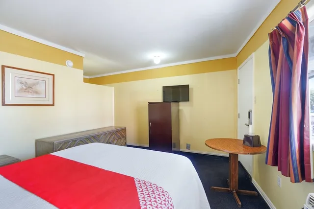 Room, Queen Bed, OYO Alpine TX near Big Bend National Park 3/6
