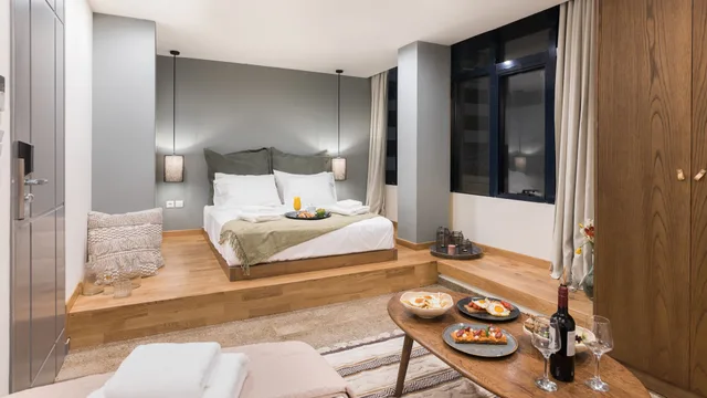 Senior, Suite, 1 Queen and 1 Single Bed, Metropolis View، Ciel Living Athens 6/6