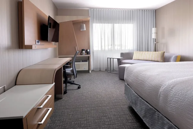 غرفة بسرير كينج مع أريكة، Courtyard Denver Southwest Littleton 4/10