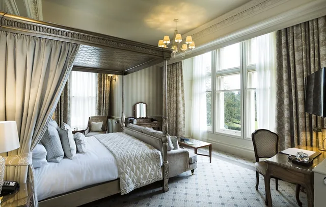 جناح بسرير كوين، Down Hall Hotel Spa & Estate 1/2