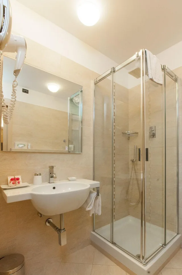 غرفة ثلاثية بسريرين، Touring Hotel Bologna 3/7