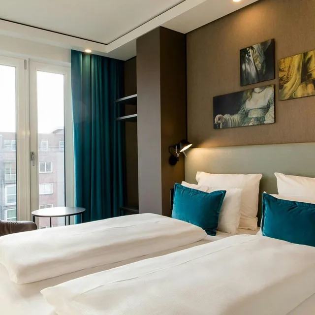 Standard, Queen Bed, Motel One Amsterdam-Waterlooplein 3/7