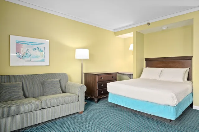 جناح بسرير كوين لذوي الإعاقة، Cayman Suites Hotel 2/7