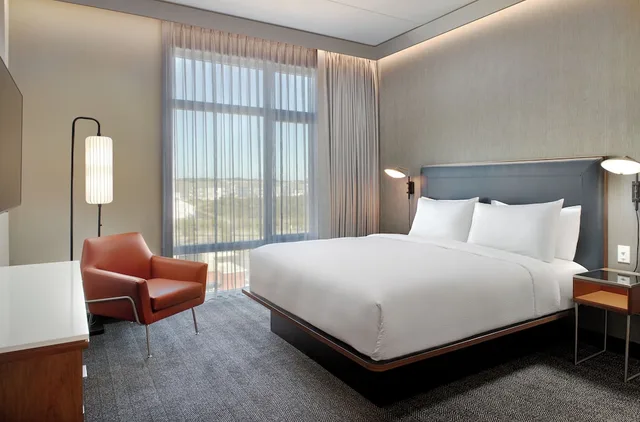 جناح بسرير كينج بغرفة نوم واحدة مع أريكة لذوي الإعاقة، Courtyard BY Marriott Atlanta Covington 1/2