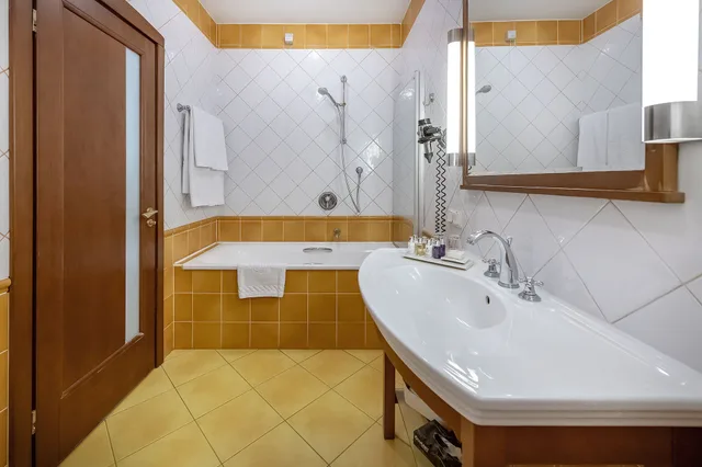 جناح جونيور بسرير كوين، Grotthuss Hotel 2/4