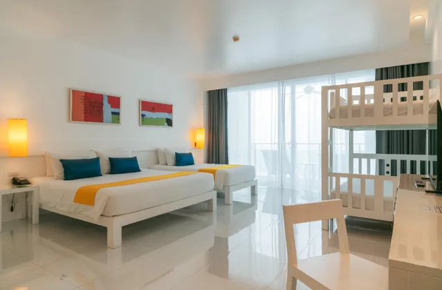 غرفة ديلوكس عائلية بسرير كينج وسرير بطابقين، The Old Phuket Karon Beach Resort 1/1