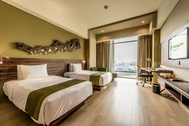 غرفة قياسية بسريرين منفصلين بإطلالة على المدينة للمدخنين، Holiday Inn Cikarang Jababeka 1/10