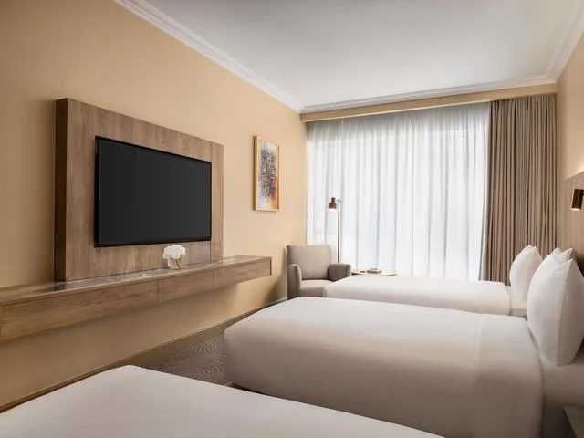 غرفة سوبيريور بثلاثة أسرّة بإطلالة على المدينة، موڤنبيك برج هاجر مكة(Movenpick Hotel & Residence Hajar Tower Makkah) 5/9