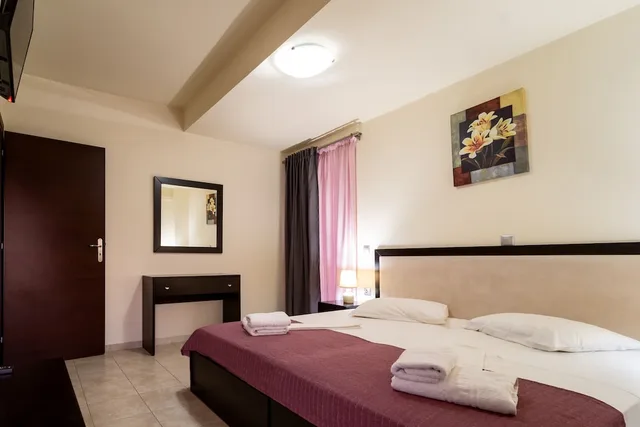 Friends and Family, Suite, Queen Bed, Sea View, Sofa، GOLDEN ROSE SUITES 1/1