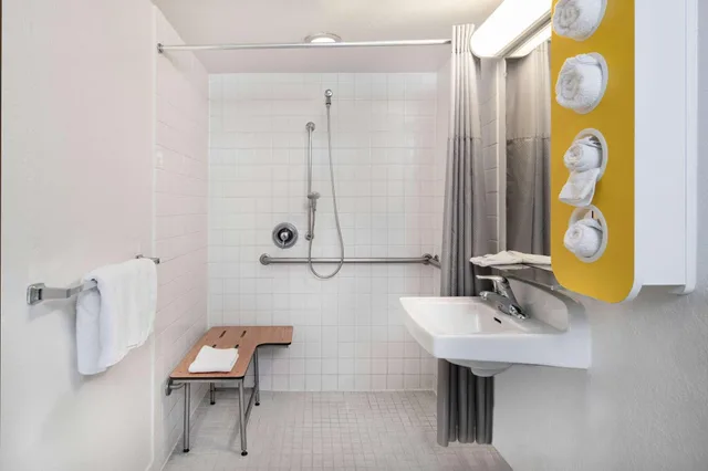 2 Queen Beds - Mini Fridge، Motel6 Thousand Oaks, CA 3/4