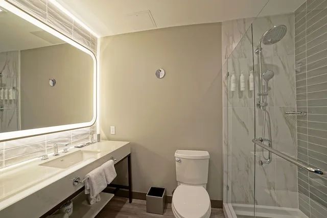 غرفة قياسية بسرير كينج بإطلالة على المدينة لذوي الإعاقة، Marriott Fort Lauderdale Airport 5/10