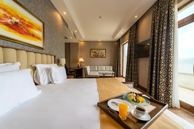 جناح جونيور، Wellborn Luxury Hotel 1/2