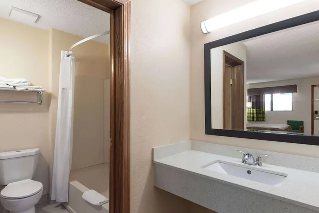 Standard, King Bed, Super 8 By Wyndham Fort Mitchell Cincinnati Area 4/5