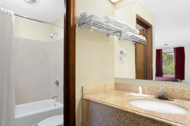 غرفة بسرير مزدوج، Days Inn by Wyndham Columbia NE Fort Jackson 4/4