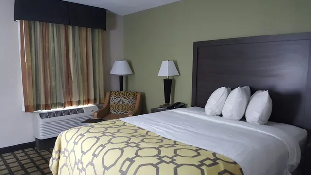 Room, Queen Bed, Accessible, Baymont By Wyndham Clarksville 2/3