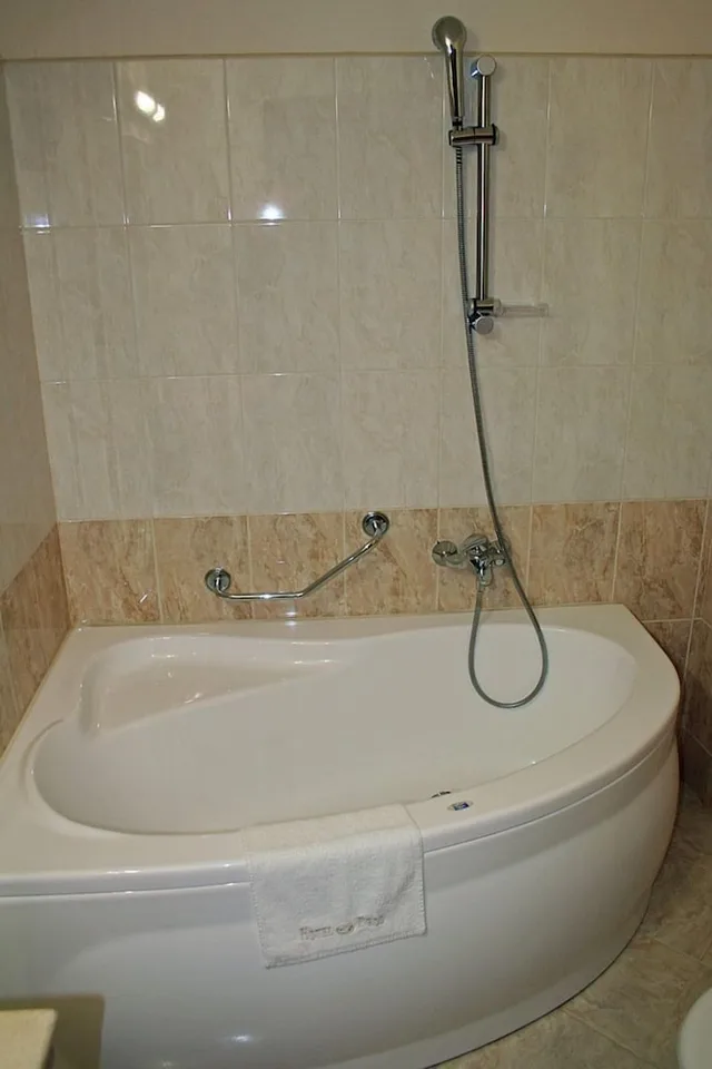 شقة بسريرين كوين، Brod Hotel 2/2