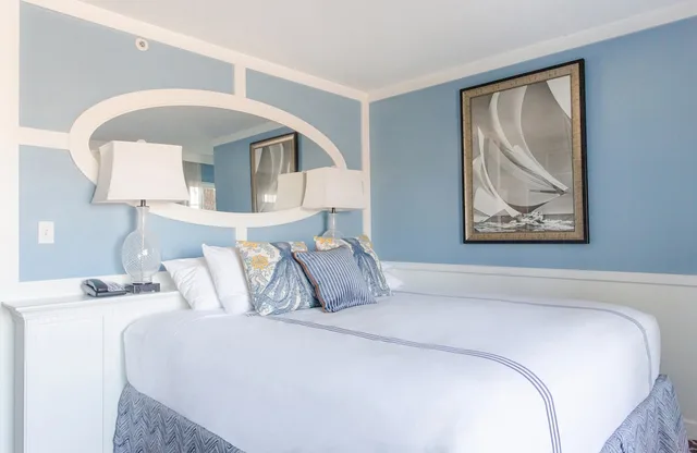 Deluxe, King Bed, Marina Side، Portofino Hotel And Marina 3/3