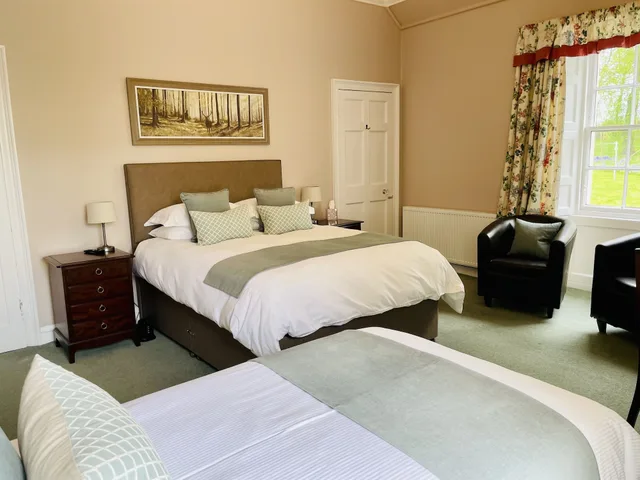 غرفة عائلية بسرير كينج وسرير فردي بإطلالة على الحديقة مع أريكة، West Plean House 8/10