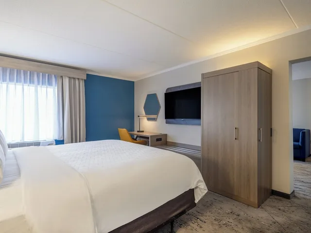 جناح بسرير كينج مع أريكة، Holiday Inn Express & Suites Greensboro - (I-40 @ Wendover) 1/2