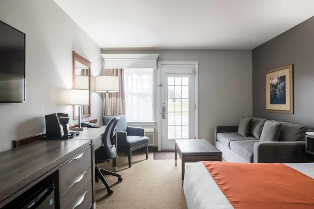 غرفة قياسية بسرير كوين مع أريكة في الطابق الأرضي، Amsterdam Inn & Suites Moncton 3/4