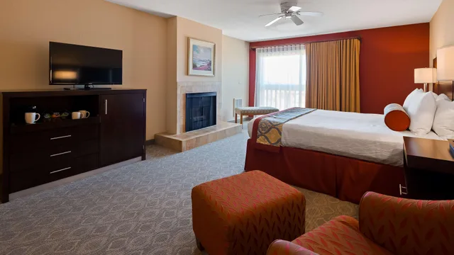 غرفة كبيرة بسرير كينج بشرفة، Best Western Plus Monterey Inn 2/3