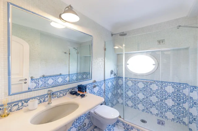 جناح جونيور، Hotel Mamela 2/2