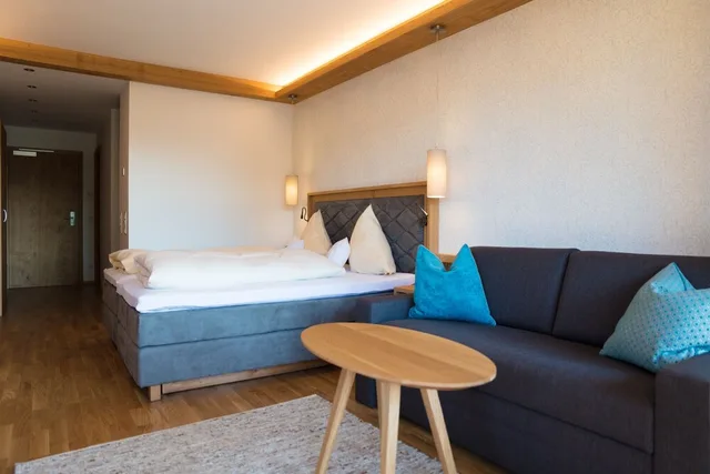 2 Bedrooms, Deluxe, 1 King and 1 Single Beds, Garden View, Hotel Sallerhof 3/4
