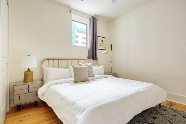Guest Room, Queen Bed, Shared Kitchen، The Louie Hotel New Orleans, Belvilla District 6 Formerly Sonder 3/10
