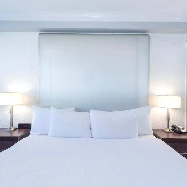 Tower, Suite, King Bed, with View, Balcony, Kitchenette، Sandman Hotel Kelowna 3/4