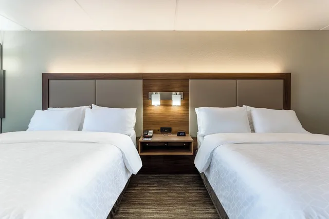 غرفة قياسية بسريرين كوين لذوي الإعاقة، Holiday Inn Express And Suites Cedar Falls Waterloo 2/5