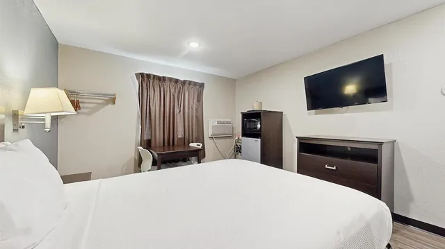 غرفة بسرير كينج لذوي الإعاقة، Red Lion Inn & Suites Olathe Kansas City 2/6