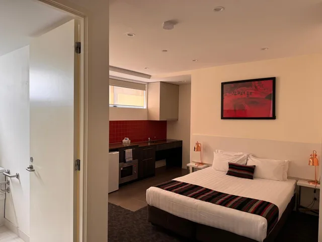 Efficiency, Queen Bed, Accessible، Comfort Apartments Box Hill 1/2