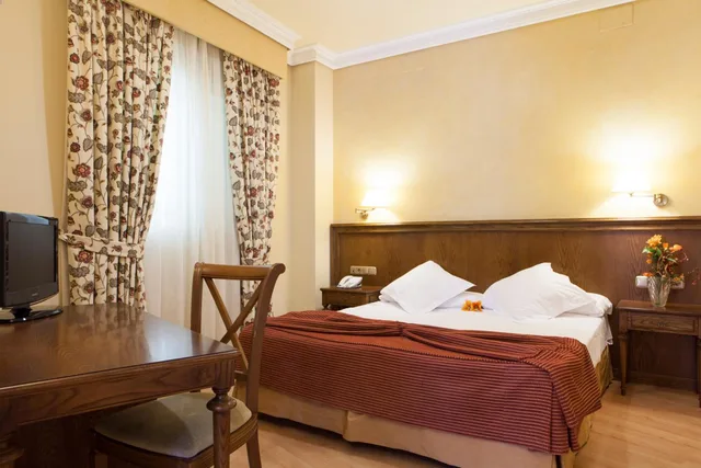 غرفة بسرير مزدوج أو سريرين منفصلين، Hotel Cervantes 4/8
