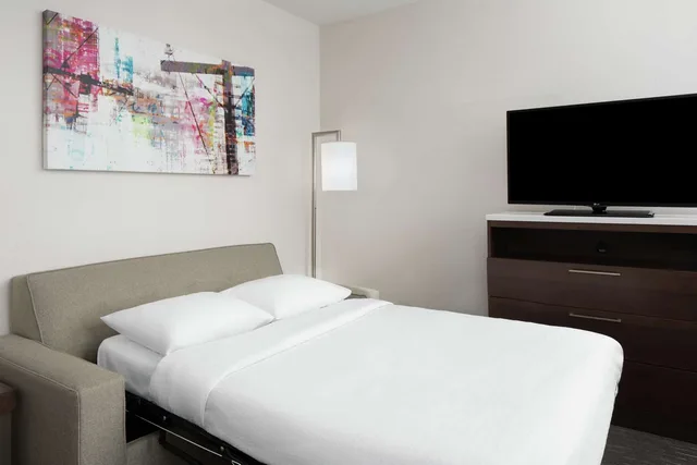 غرفة بسرير كينج بغرفة نوم واحدة لذوي الإعاقة، HOMEWOOD SUITES BY HILTON NASHVILLE-DOWNTOWN 1/2
