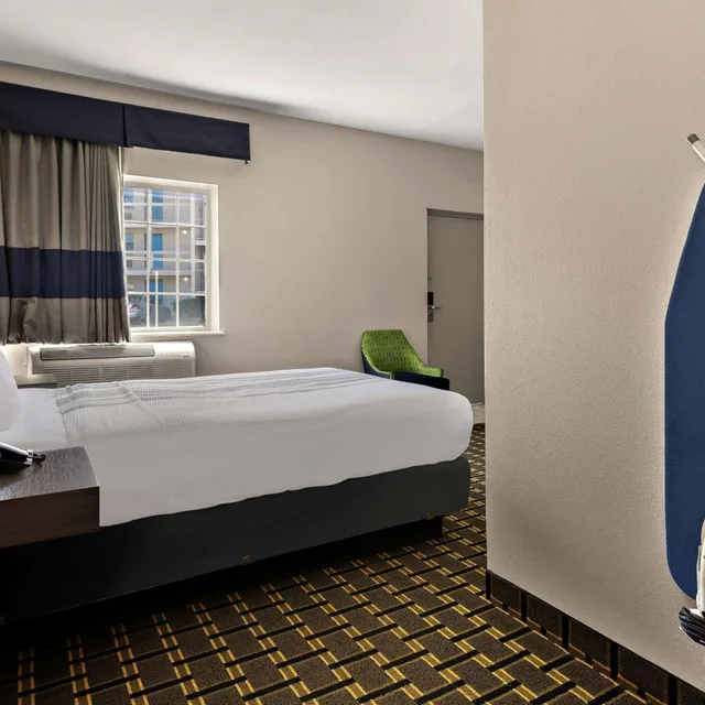 غرفة بسرير كوين بحوض استحمام لذوي الإعاقة، SureStay Plus Hotel by Best Western Tulsa East 4/9