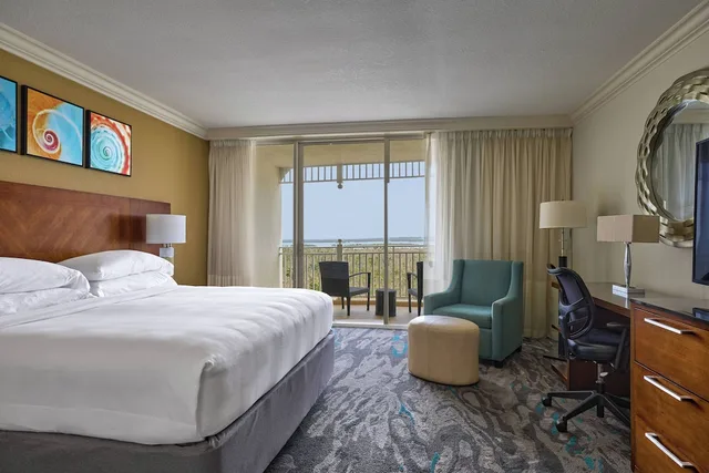 Guest Room, King Bed, Water View, Balcony, Captiva Tower، Marriott Sanibel Harbour Resort And Spa 3/10