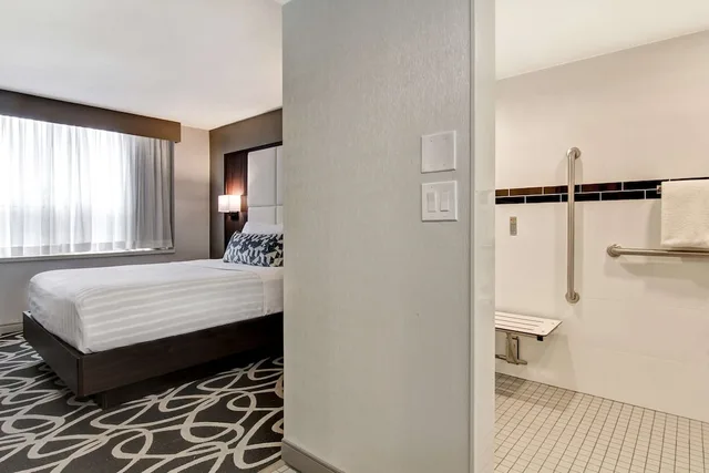 Lifestyle, Suite, Queen Bed, Sofa, Accessible، The Park Hotel London 9/10