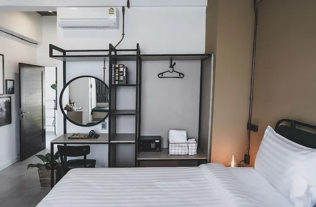 غرفة بسرير كينج بشرفة، The Wood Hotel 3/6