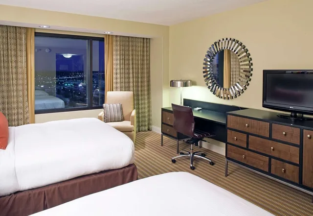 غرفة عائلية بسرير كينج، HILTON OMAHA 2/3